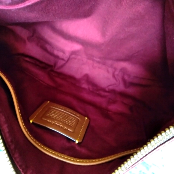 SOLD! Coach Sutton Signature Shoulder Bag (52577) - Picture 6 of 9